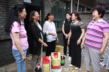 李學彥家庭代表看望榆林受災家庭